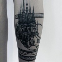 Tatuaje en el antebrazo, castillo grande magnífico de tinta negra
