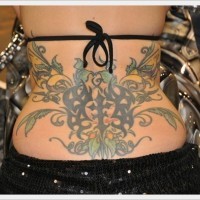 Tatuaje en la espalda baja, floral precioso