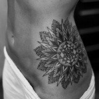 bello stile geometrico grande bianco e nero fiore tatuaggio su fianco