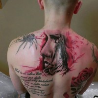 Tatuaje en la espalda, cara de chica, araña y texto largo