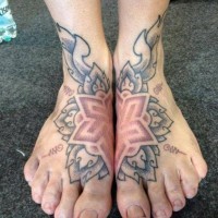 Tatuaje en e los pies,
mandala roja y negra