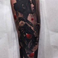 bella geisha giapponese con spada avambraccio tatuaggio