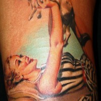 Tatuaje en la pierna,
chica juega con el perro