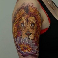 Tatuaje en el brazo,  león pardo con la flor