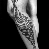 Nett aussehendes antikes schwarzweißes Feder Tattoo am Bein