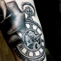Tatuaje  de reloj vintage realista en el brazo