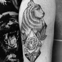 Tatuaje negro blanco en el brazo, oso interesante con flor en rombo