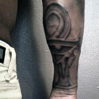 Gut aussehendes schwarzes Unterarm Tattoo mit Auge des Horus