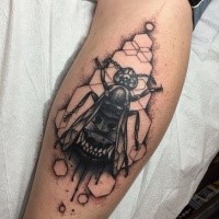 Bel inchiostro nero dall'aspetto dipinto da Michael J Kelly, il tatuaggio sulle gambe di un grosso insetto