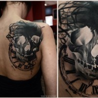 Tatuaje en la espalda, cráneo oscuro volumétrico con reloj