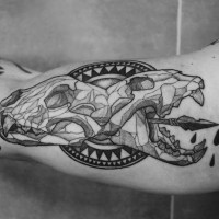 Tatuaje en el brazo,
 cráneos de animales perforados por flecha
