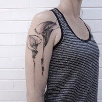 Tatuaje en el hombro, dos flores ligeras delicadas, tinta negra