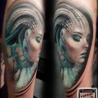 Schöne Farbe Tattoo auf der Schulter mit einem weiblichen Gesicht außerirdisch