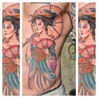 Tatuaje  de geisha asiática con abanico y paraguas