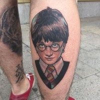 Tatuaje en la pierna, chico mago Harry Potter bonito