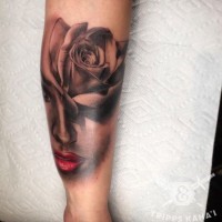 Tatuaje en el antebrazo, rosa gris delicada con cara de mujer
