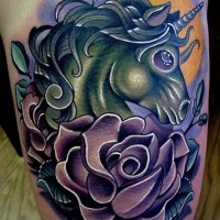 Nett aussehendes mehrfarbiges Oberschenkel Tattoo mit fantastischem Einhorn mit Rose