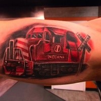 Bonito tatuaje de bíceps de color rojo del moderno tren de locomotoras de carga