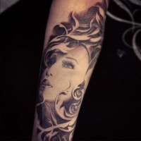 Schönes Tattoo mit Madonna am Unterarm