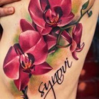 Tatuaje de dos orquídeas atractivas en las costillas