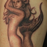Tatuaje  de sirena timida, color gris