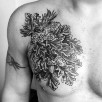 Tatuaje en el pecho,  hojas de la bellota de colores negro y blanco