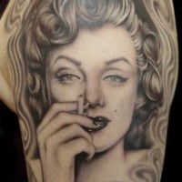 Tatuaje en el hombro,
Marilyn Monroe atractiva fumando en la niebla
