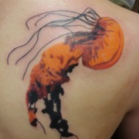 Tatuaje en el hombro, medusa de color naranja
