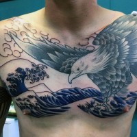 Tatuaje en el pecho,  águila que vuela y olas altas