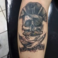 bel dipinto nero e bianco vecchio pirata con dente d'oro tatuaggio su braccio