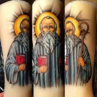 Tatuaje  de santo divino con biblia y bastón