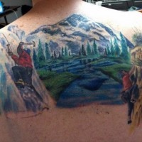 Tatuaje en la espalda, escaladores en las montañas, paisaje pintoresco