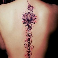 Tatuaje en la espalda,
flor divina con patrón elegante y jeroglíficos pequeños