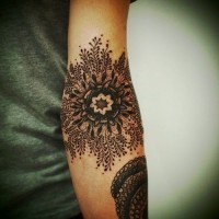 bello dipinto piccolo inchiostro nero fiore tatuaggio su braccio