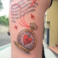 Tatuaje en el muslo, 
inscripción con reloj precioso y símbolos