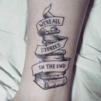 Tatuaje en la pierna,
 pila de libros diferentes con cinta