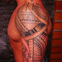 Tatuaje en el brazo, polinesio, tinta negra