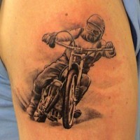 Schöner Rennläufer auf einem Motorrad Tattoo an der Schulter