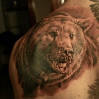 Tatuaje en el hombro, oso con la boca abierta