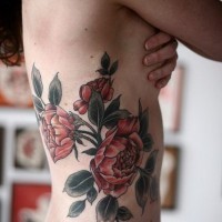 Tatuaje de rosas exuberantes en las costillas