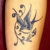 carino uccello rondine tatuaggio con ramo