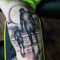 bella tematica nero e bianco padre e figlio sul riva del mare tatuaggio  su braccio