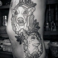 Tatuaje en el costado,
retratos de perros en los marcos