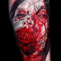 Tatuaje en el antebrazo, chica monstruo con cara sangrienta