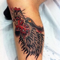Tatuaje en la pierna, lobo, colorers negro y rojo