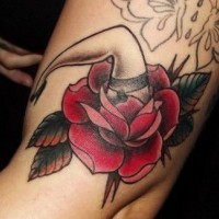 Oldschool Rosen Tattoo mit Pin Up Bein
