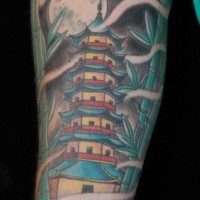 Alter asiatischer cartoonischer Stil gefärbtes Unterarm Tattoo mit  mystischem Dschungel Tempel