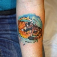 Velho estilo cartoon asiáticos colorido tatuagem de antebraço de casal de gato