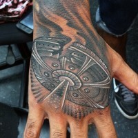 Tatuaje negro blanco en la mano,  nave extraterrestre roto detallado