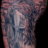 Tatuaje en el hombro, la muerte con guadaña y árbol seco